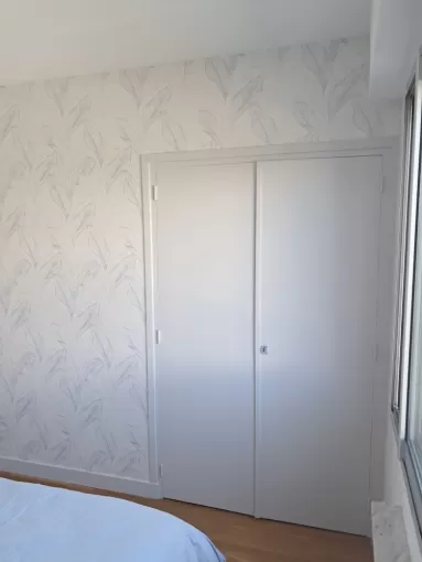 pose d'un papier peint intissé et application de 2 couches de peinture finition sur les portes de placard