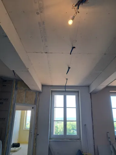 Pose de placo plâtre BA13 au plafond