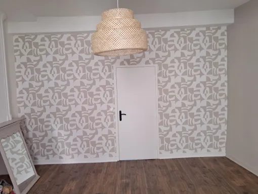 Pose de papier peint décoratif 
