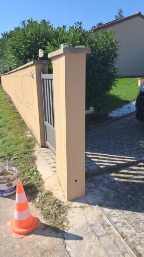 Peinture sur.un crépi façade extérieure 