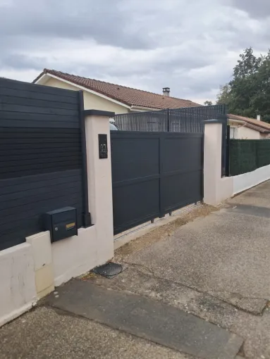 Rénovation extérieure, peinture de façade sur pilier et muret extérieure 