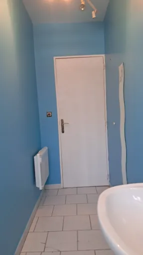 Peintre bleu satiné pour mur de salle de bain 