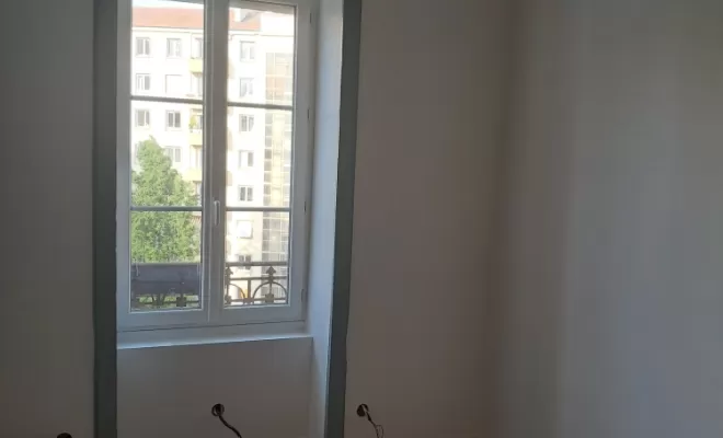 Application de 2 couches de peinture finitions sur tout les murs et portes