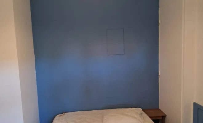 Chambre mur bleu