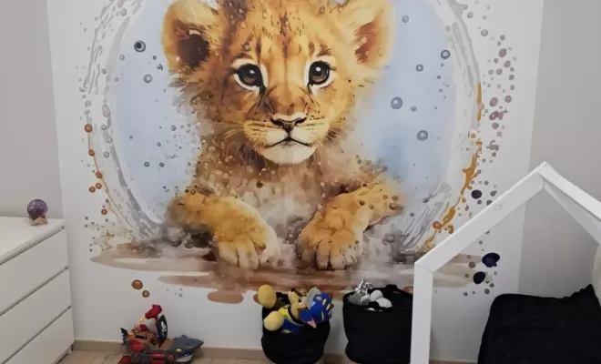 pose d 'un poster décoratif dans une chambre enfant 