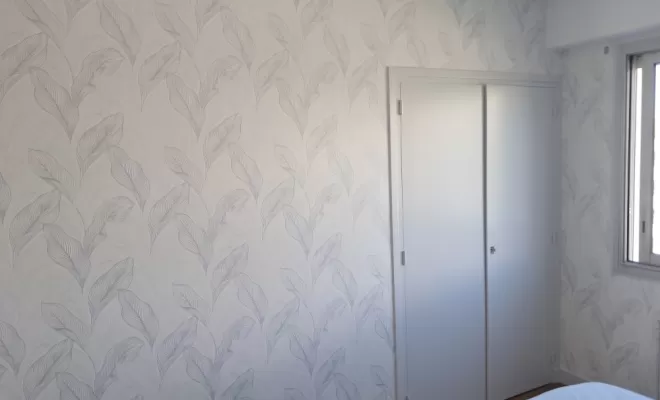 pose de papier peint intissé dans une chambre